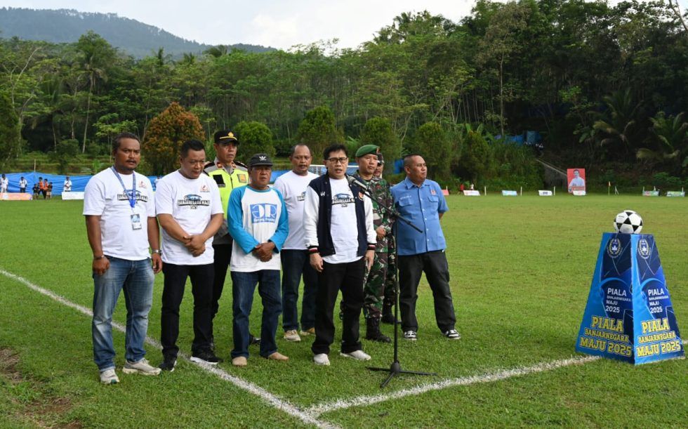 Ketua DPRD Banjarnegara, Anas Hidayat, secara resmi membuka Open Turnamen Sepak Bola Piala Banjarnegara Maju 2025, Minggu (15/6/2025).