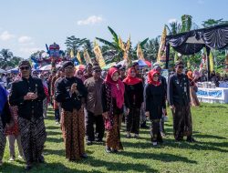 Ribuan Warga Berebut Gunungan dan Ikan di Ruwat Bumi Tanjunganom Banjarnegara